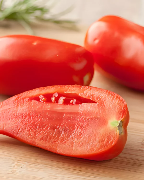 Tomates andines cornues allongées, dont une coupée