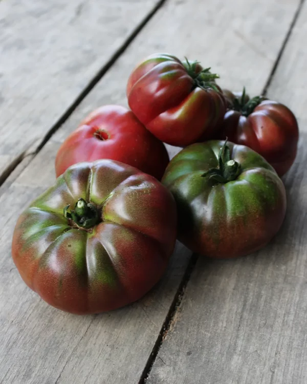 Tomates Noire de Crimée sur une table en bois