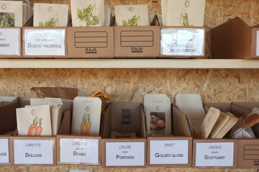 Réserve de sachets de graines classés par variété