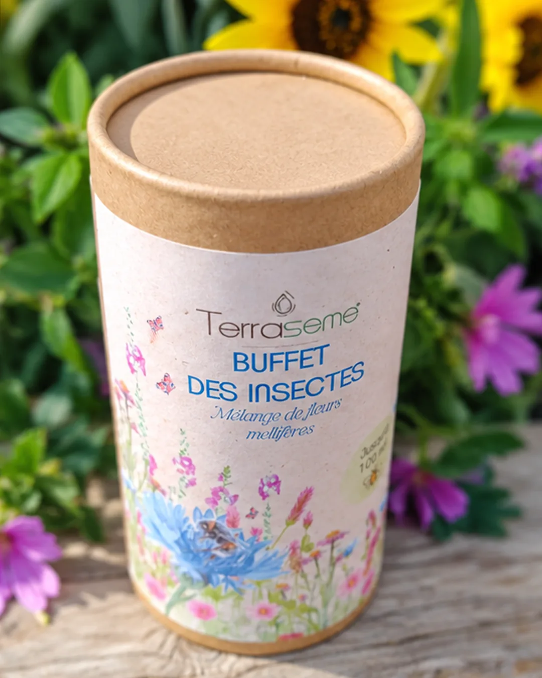 Boîte Buffet des insectes posée au jardin devant des tournesols